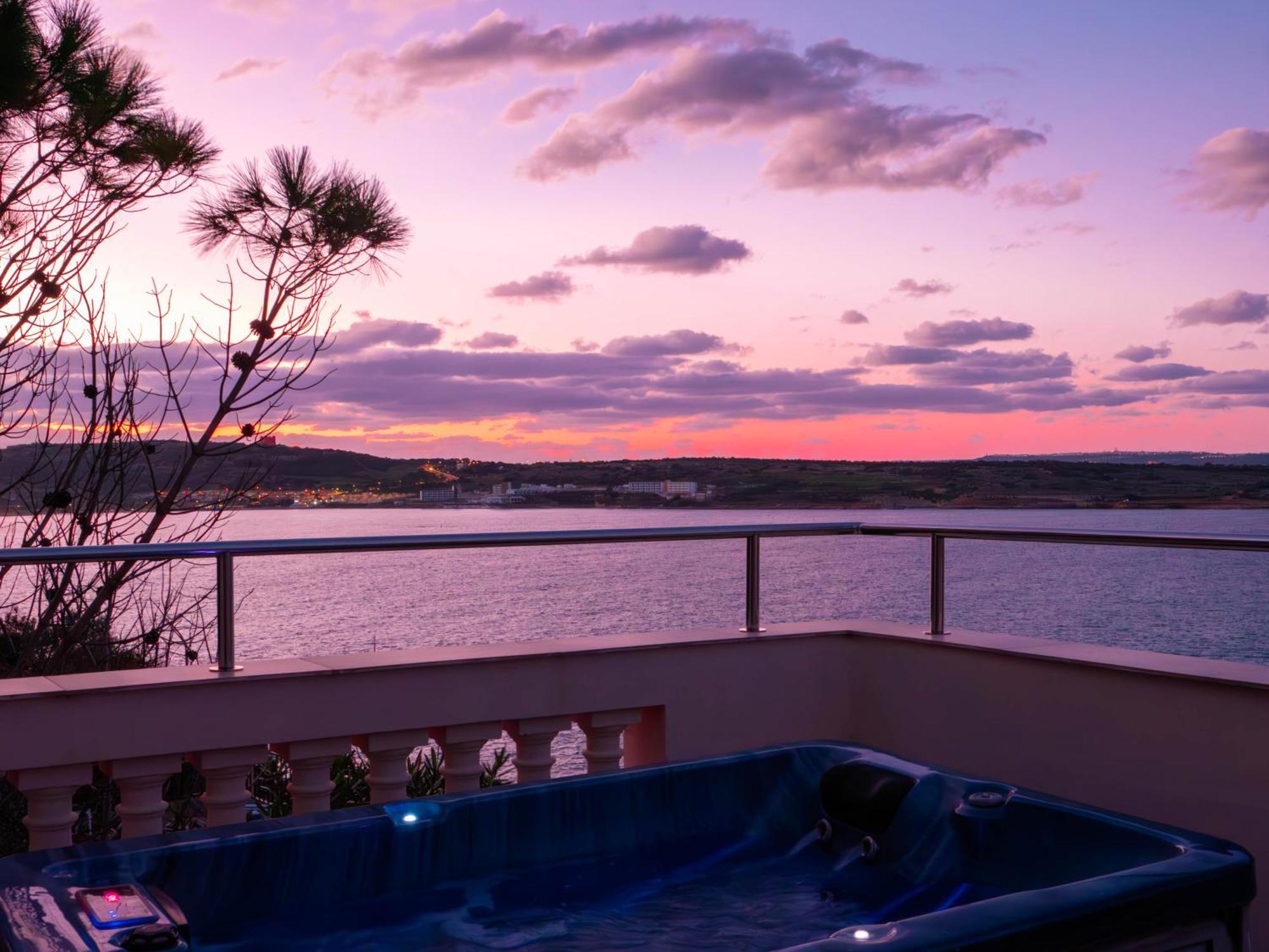 Villa Palma - Sunset Sea Views With Pool, Jacuzzi, Sauna And Games Room Mellieha Bagian luar foto