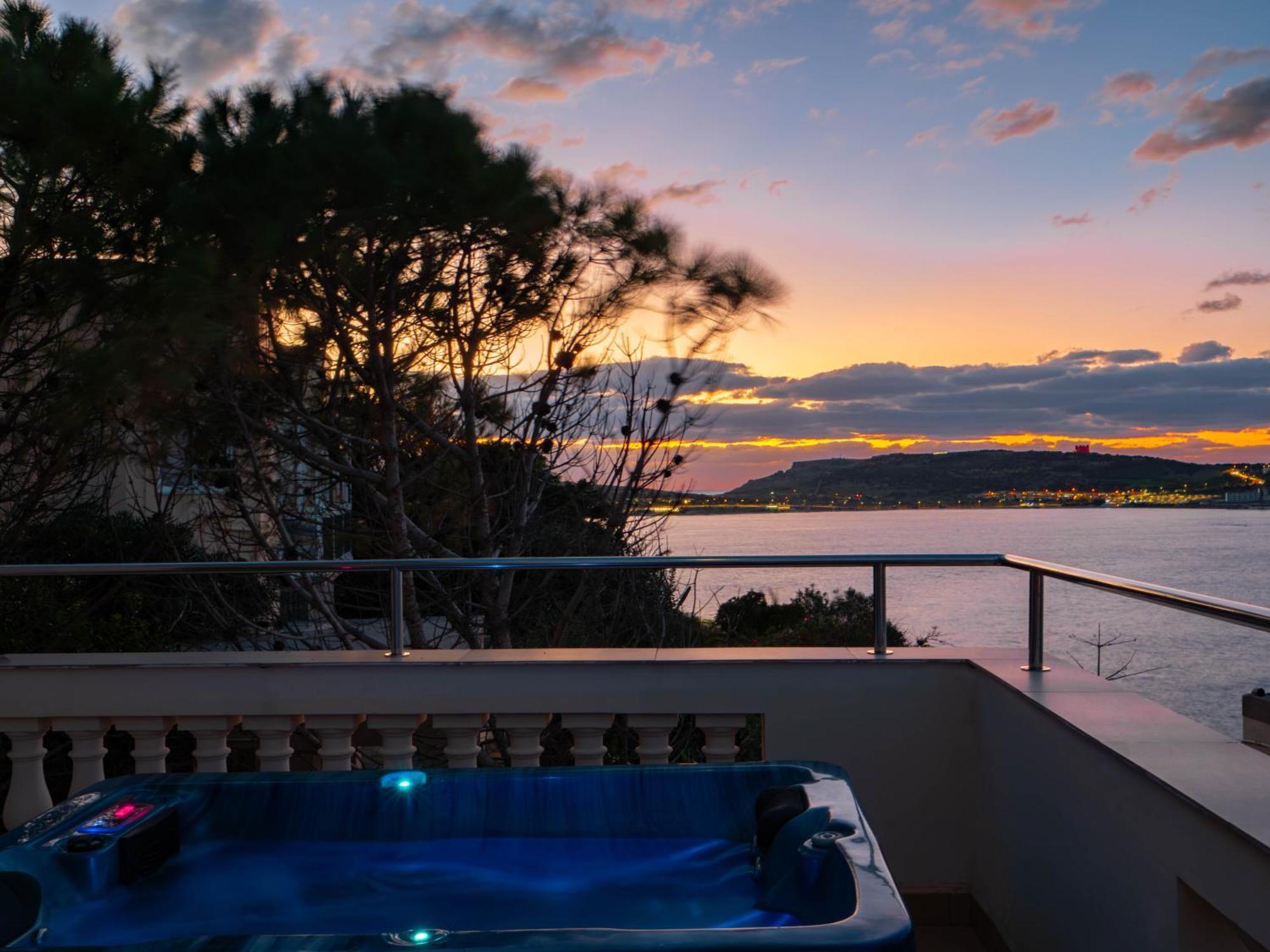 Villa Palma - Sunset Sea Views With Pool, Jacuzzi, Sauna And Games Room Mellieha Bagian luar foto
